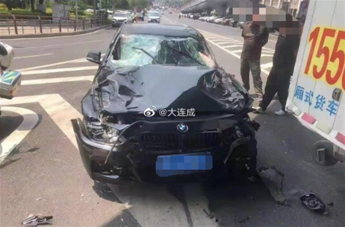 大连一轿车斑马线上撞飞多名行人，致4死3伤，目前司机已被抓获