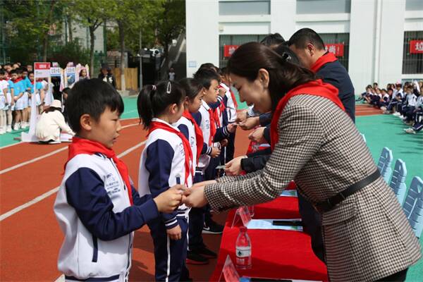 青島市遼源路小學(xué)好嗎?和樂環(huán)保行動派”啟動儀式(圖5)