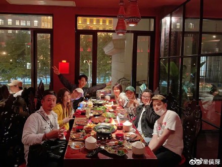 吳尊曬隔離期照片給家人打包漢堡包