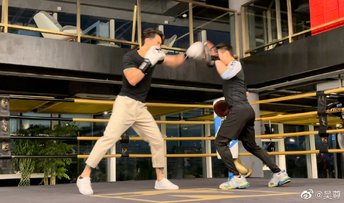 吳尊曬隔離期照片給家人打包漢堡包