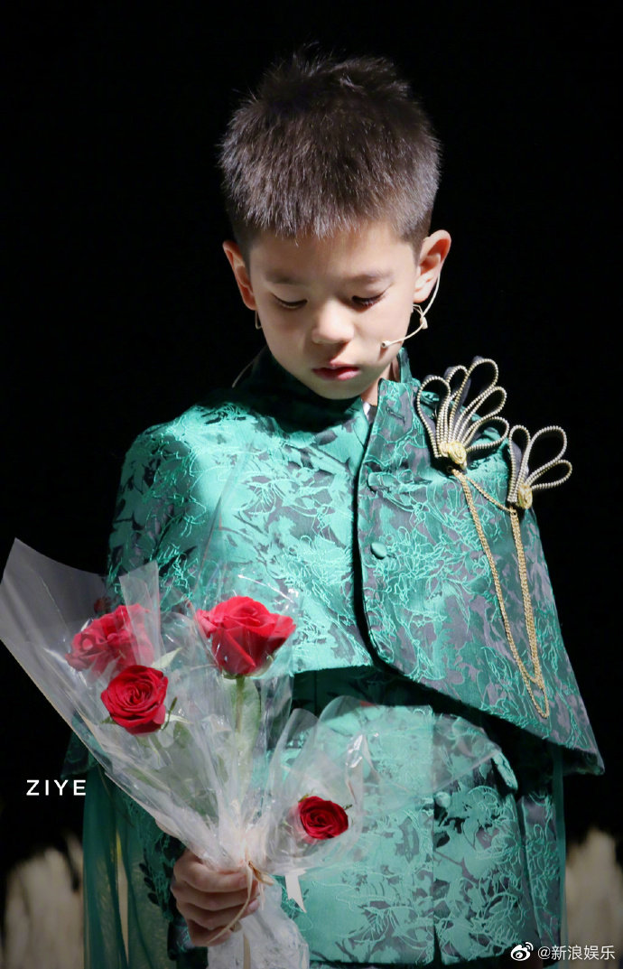 杜江霍思燕現身兒子演出，8歲嗯哼顏值優越，身高猛漲快到媽媽肩膀