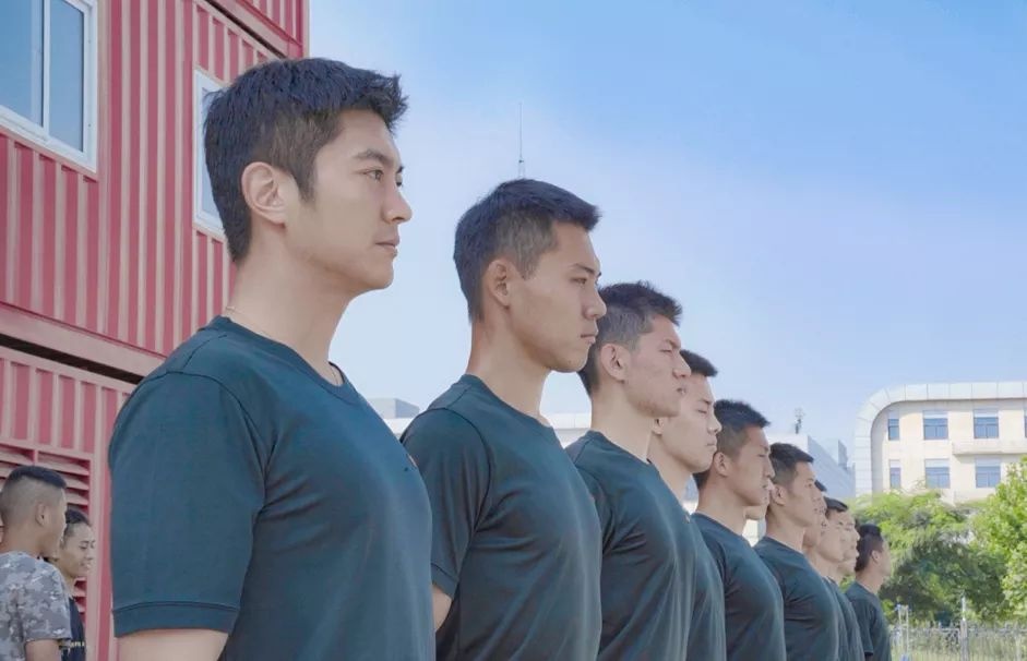 杜江霍思燕現身兒子演出，8歲嗯哼顏值優越，身高猛漲快到媽媽肩膀