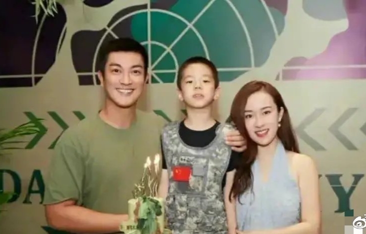 杜江霍思燕現身兒子演出，8歲嗯哼顏值優越，身高猛漲快到媽媽肩膀