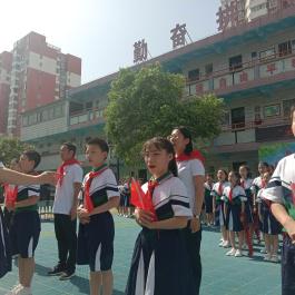 建设路小学怎么样?“庆六一”红歌传唱(图11)