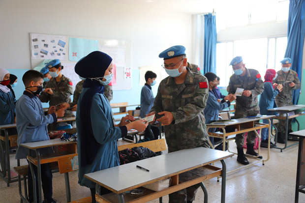 中国第19批赴黎维和部队在当地学校开展文化交流活动