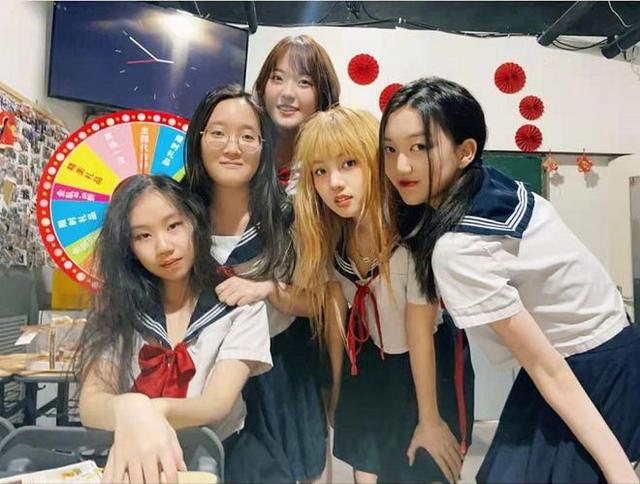 李嫣開派對慶15歲生日，穿吊帶化濃妝，顏值逆襲美到認不出