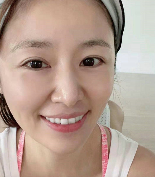 45岁林心如晒健身后素颜照 怼脸拍元气满满仍似少女