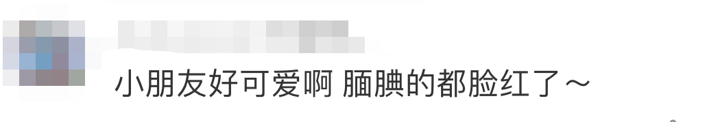 一个喜极而泣、一个喜笑颜开！俩小学生刷屏了，网友：感动又心疼