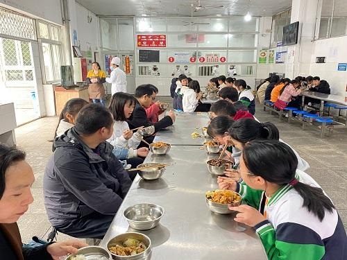 寶興縣靈關(guān)中學(xué)：家校攜手 共育健康(圖1)