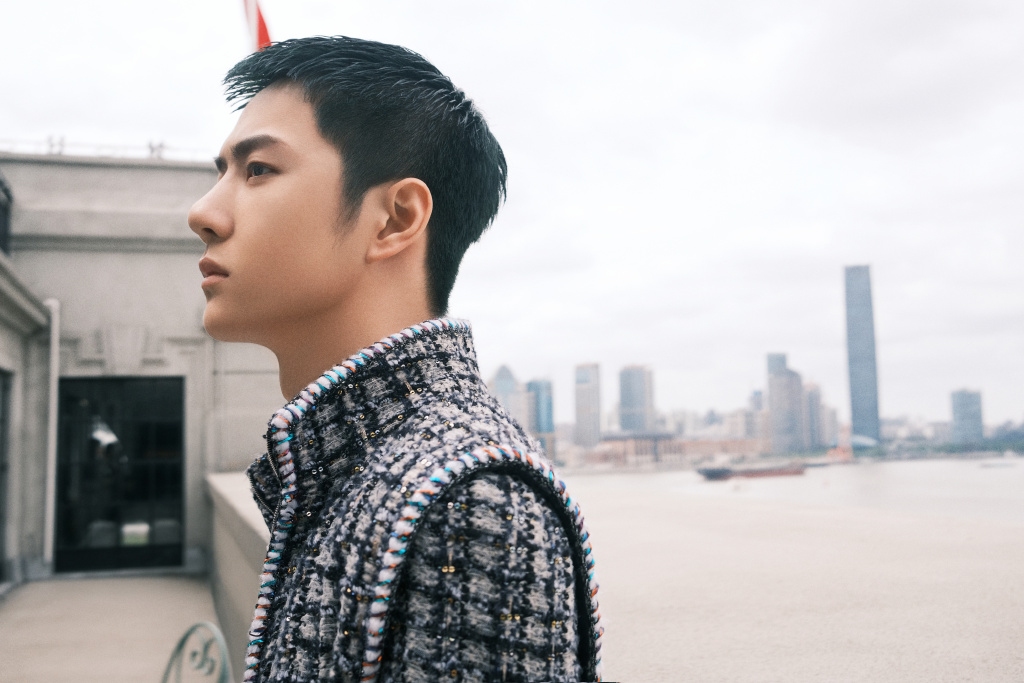 王一博香奈儿新造型经典斜纹软呢外套碰撞利落墨绿短发尽显俊朗不羁