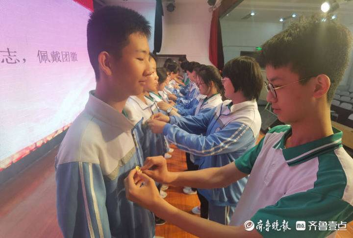 聊城第八中學(xué)怎么樣?新團(tuán)員入團(tuán)儀式(圖3) 聊城第八中學(xué)怎么樣?新團(tuán)員入團(tuán)儀式(圖3)