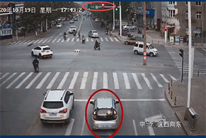 綠燈亮了前車不走，后車能變道嗎？