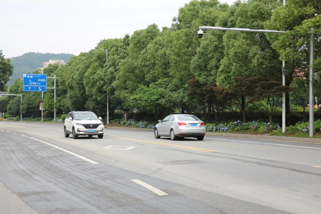 綠燈亮了前車不走，后車能變道嗎？