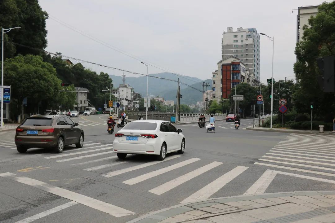 綠燈亮了前車不走，后車能變道嗎？