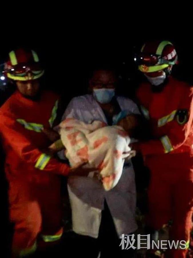 云南2岁女童坠入12米深井，消防员12小时后成功救出