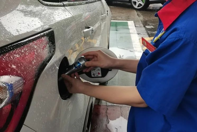 夏季開車，學幾招節油降耗小技巧
