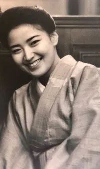 日本孤女靠陪酒养大弟妹，为圆梦35岁放弃高薪考入早稻田！五旬创业成为商业奇迹