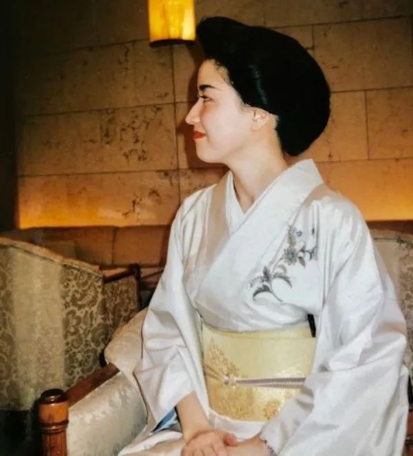 日本孤女靠陪酒养大弟妹，为圆梦35岁放弃高薪考入早稻田！五旬创业成为商业奇迹