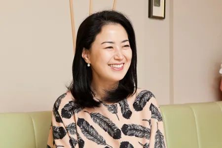 日本孤女靠陪酒养大弟妹，为圆梦35岁放弃高薪考入早稻田！五旬创业成为商业奇迹