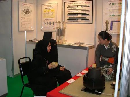 日本孤女靠陪酒养大弟妹，为圆梦35岁放弃高薪考入早稻田！五旬创业成为商业奇迹