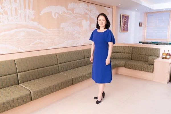 日本孤女靠陪酒养大弟妹，为圆梦35岁放弃高薪考入早稻田！五旬创业成为商业奇迹