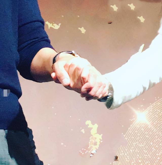 林心如晒霍建华牵手秀恩爱，4岁小海豚画作曝光，一家三口好幸福