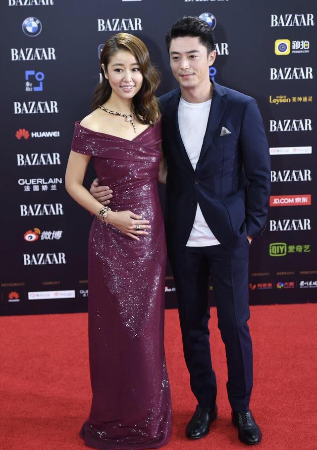 林心如晒霍建华牵手秀恩爱，4岁小海豚画作曝光，一家三口好幸福