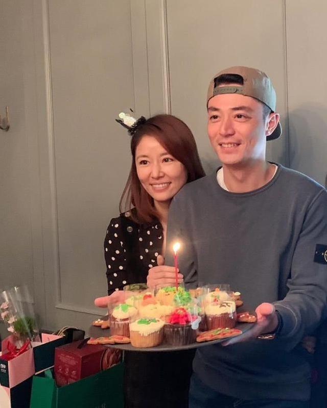 林心如晒霍建华牵手秀恩爱，4岁小海豚画作曝光，一家三口好幸福