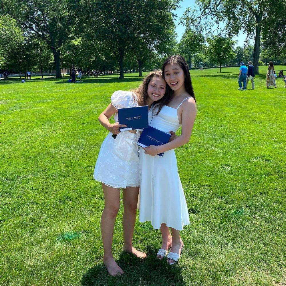 李连杰俩女儿合影，妹妹颜值猛涨神似妈妈利智，姐姐皮肤黝黑像爸爸