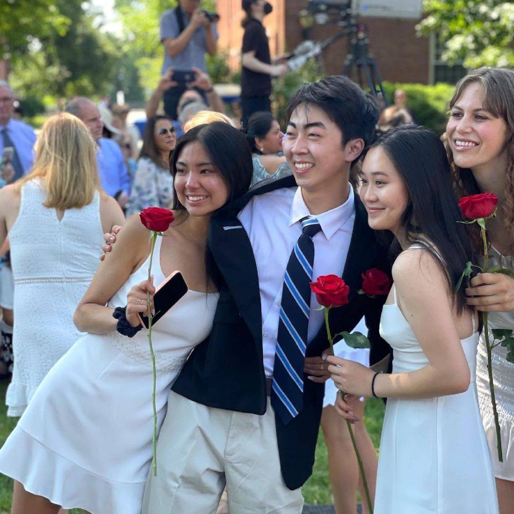 李连杰俩女儿合影，妹妹颜值猛涨神似妈妈利智，姐姐皮肤黝黑像爸爸