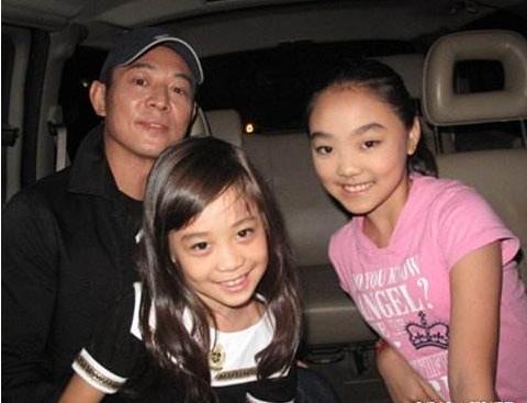 李连杰俩女儿合影，妹妹颜值猛涨神似妈妈利智，姐姐皮肤黝黑像爸爸