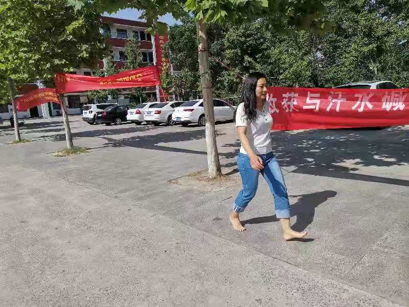 周口“赤脚女教师”走红 考点一“鞋”之恩引来点赞