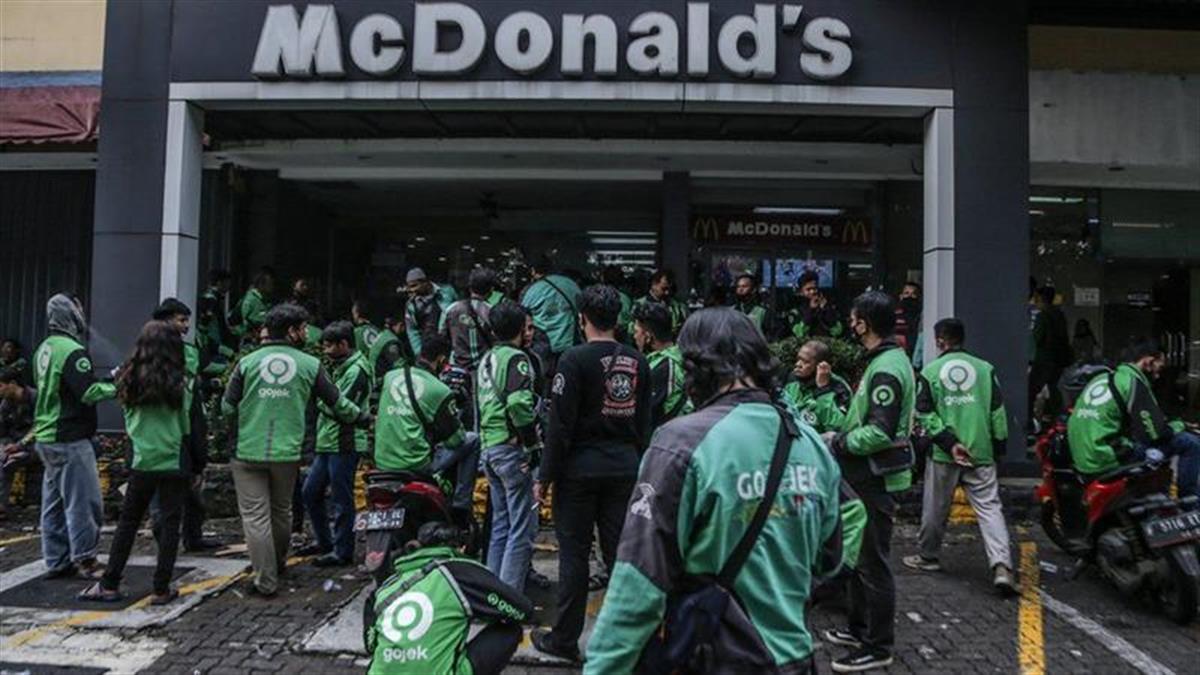 印尼麦当劳被韩国男团搞“关门”，女粉狂买上千份套餐，外卖骑手排一天队都抢不到