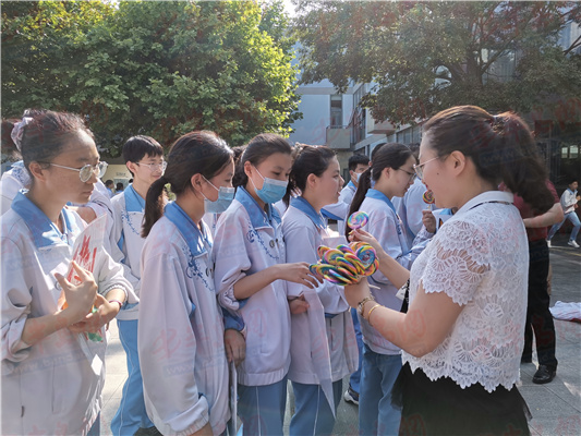 青島第二實驗初級中學(xué)怎么樣?花式助威 一舉奪魁(圖4)