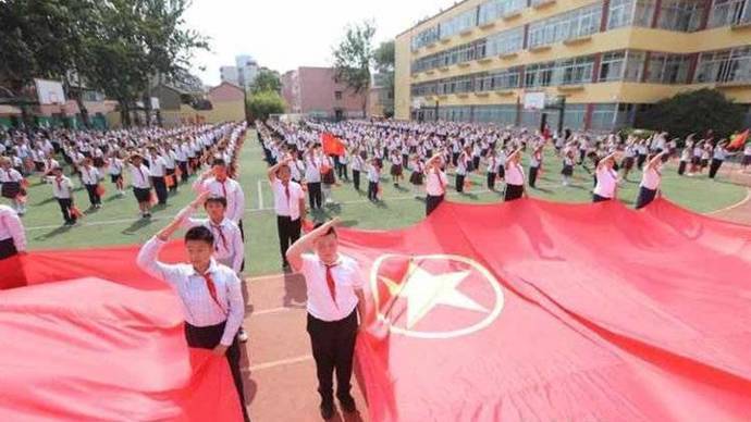 濟(jì)南市經(jīng)八路小學(xué)怎么樣?新隊(duì)員入隊(duì)儀式(圖1)