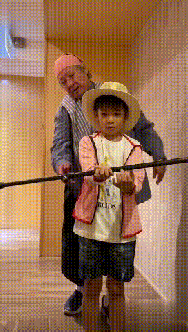 69岁洪金宝身材暴瘦，坐轮椅买菜带保镖，头发花白显沧桑