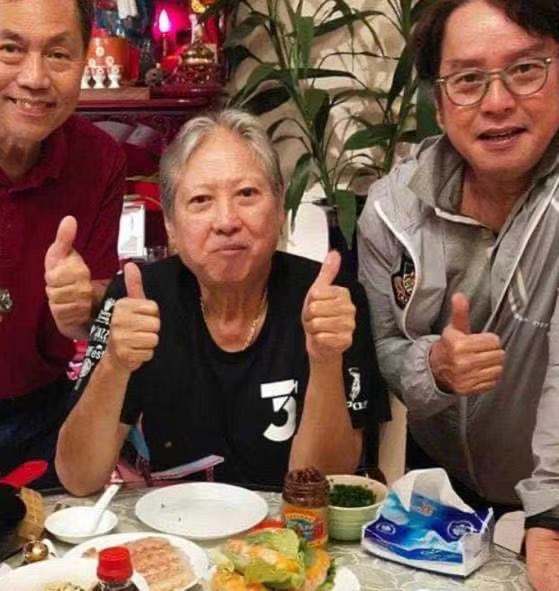 69岁洪金宝身材暴瘦，坐轮椅买菜带保镖，头发花白显沧桑