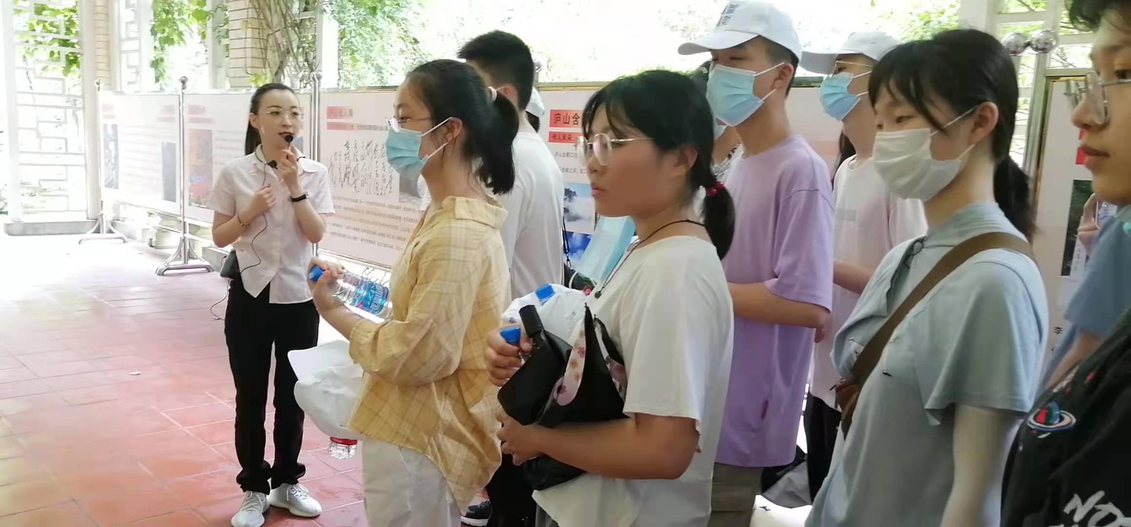 九江金安高級(jí)中學(xué)舉行2021屆高三畢業(yè)典禮(圖4) 九江金安高級(jí)中學(xué)舉行2021屆高三畢業(yè)典禮(圖4)