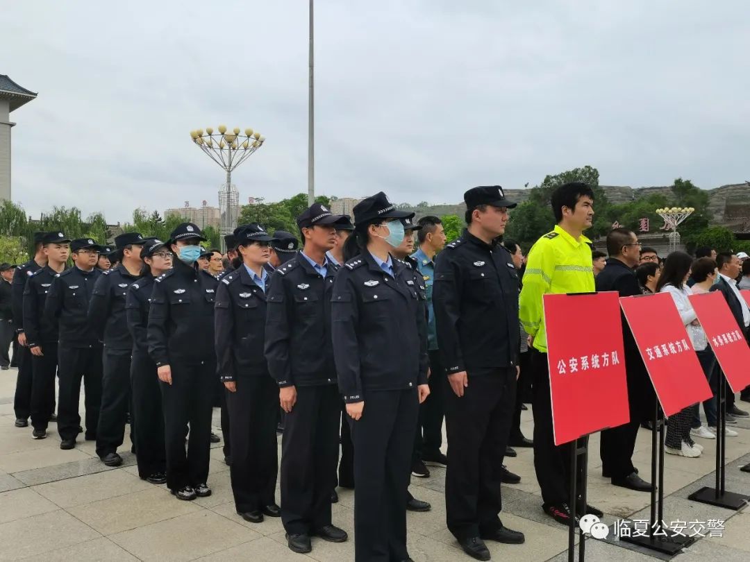 临夏公安交警借助安全生产月活动 积极开展交通安全宣传