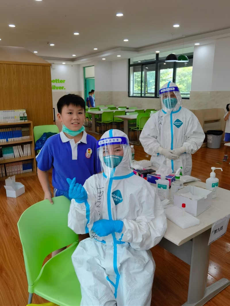 “你不认识妈妈了？”小学生核酸检测被采样护士一句话问懵