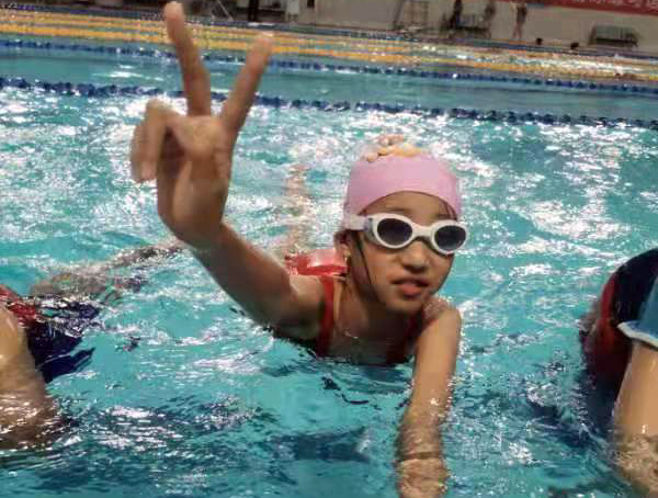 太原市小店區(qū)實(shí)驗(yàn)小學(xué)開設(shè)了游泳實(shí)踐課(圖2)
