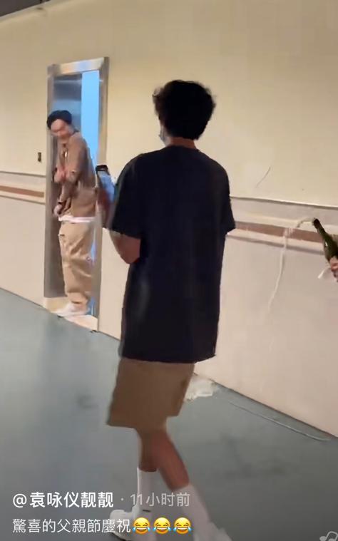 袁咏仪晒14岁儿子帅照，烫卷发似混血，身高直逼张智霖，大长腿吸睛