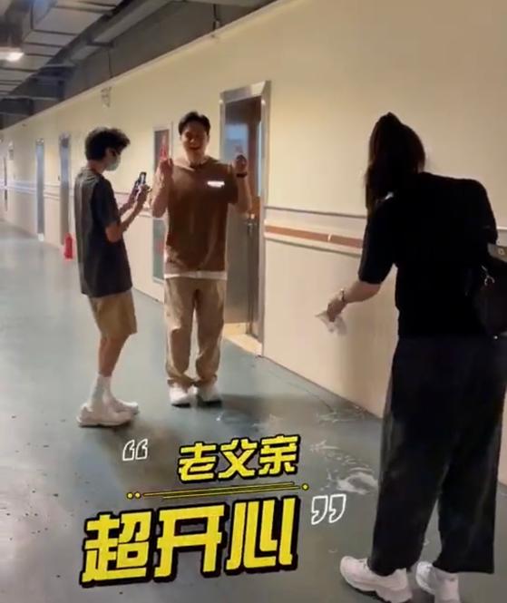 袁咏仪晒14岁儿子帅照，烫卷发似混血，身高直逼张智霖，大长腿吸睛