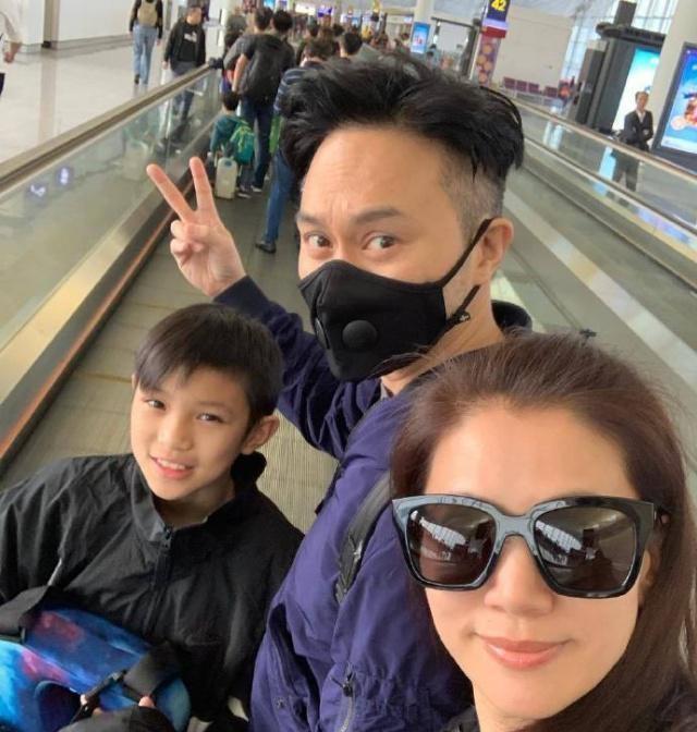 袁咏仪晒14岁儿子帅照，烫卷发似混血，身高直逼张智霖，大长腿吸睛