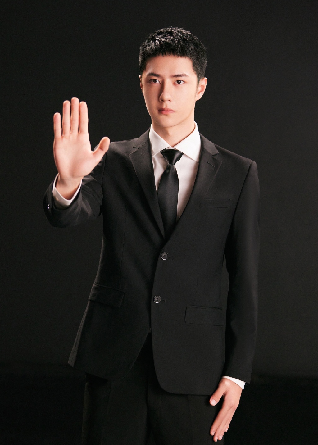 王一博寸头西装造型看的粉丝直呼王一博真的好绝