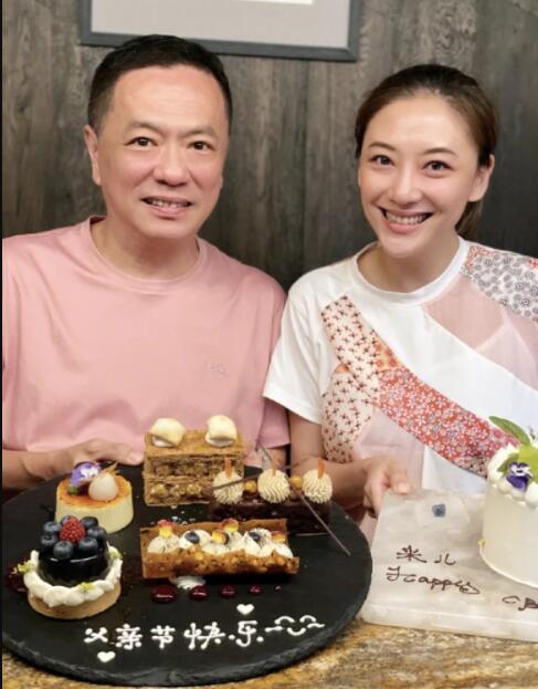 应采儿与两儿子合影，HoHo的耳朵和哥哥如同复制，长相不随爸妈