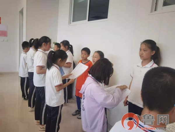東營勝利第五十八中學(xué)舉行經(jīng)典誦讀考級活動(圖1) 東營勝利第五十八中學(xué)舉行經(jīng)典誦讀考級活動(圖1)