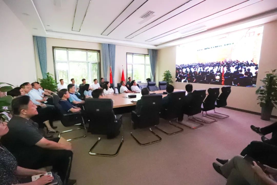 济南新材料产业园区收听观看庆祝中国共产党成立100周年“七一勋章”颁授仪式