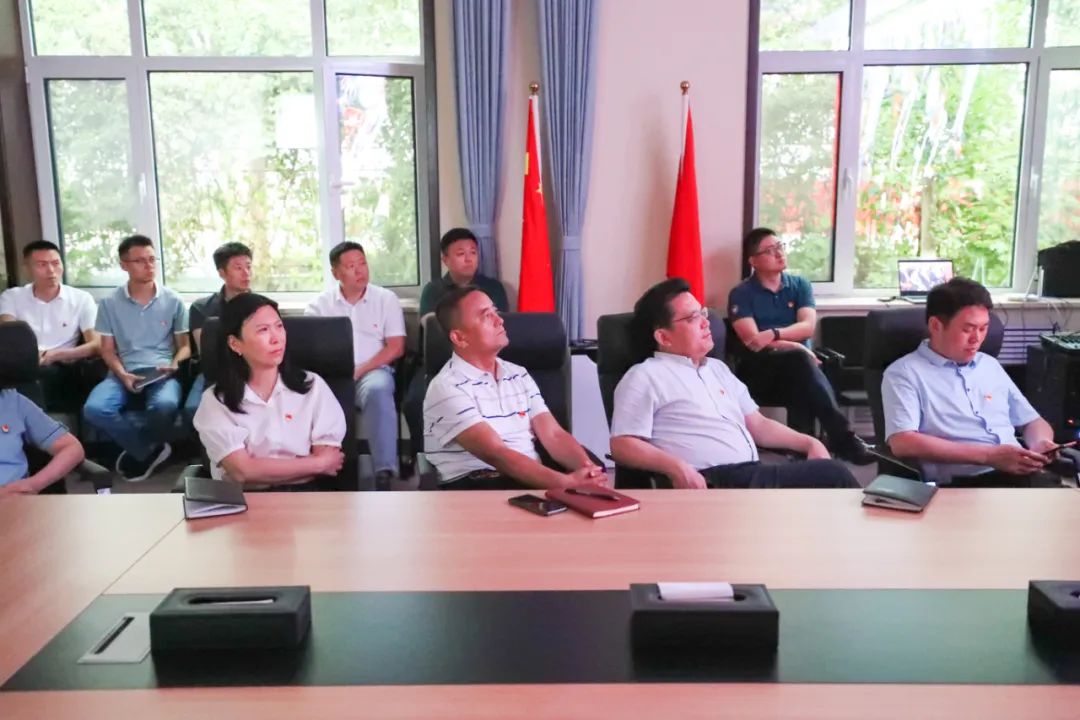 济南新材料产业园区收听观看庆祝中国共产党成立100周年“七一勋章”颁授仪式