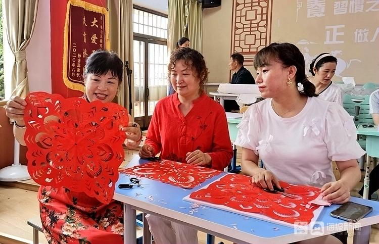 青岛崂山南宅小学“百朵团花献华诞”(图4)